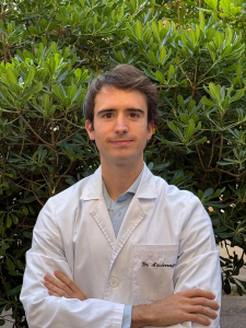 El doctor Carlos Azcárraga es dermatólogo y atiende problemas y enfermedades en la piel tanto de adultos como de niños